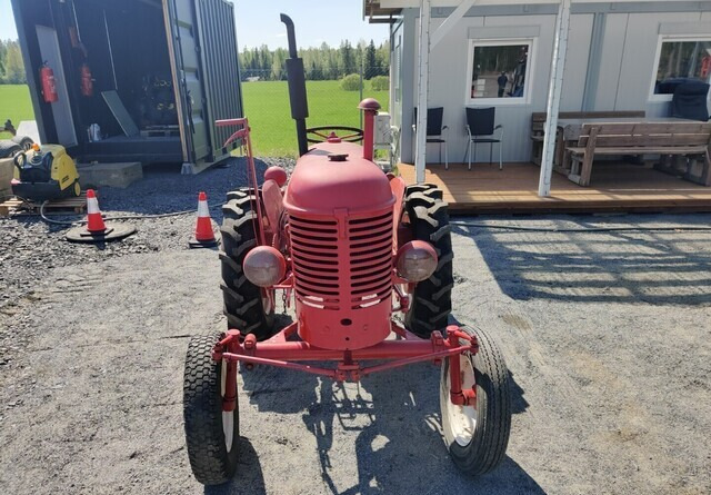 Massey Harris Traktori - bensiini - Farm tractor: picture 2 Massey Harris Traktori - bensiini - Farm tractor: picture 2