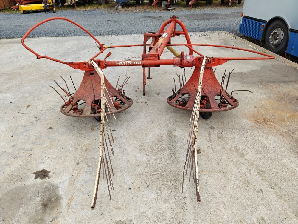 Pyöröharavapöyhin Fahr KU25 karhottimilla Ratasvetoinen harvinainen kone, katso video! - Tedder/ Rake: picture 4 Pyöröharavapöyhin Fahr KU25 karhottimilla Ratasvetoinen harvinainen kone, katso video! - Tedder/ Rake: picture 4