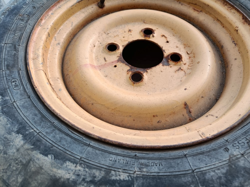 Renkaat 165SR15 vanteilla 2 kpl Heywang paalaimesta - Wheel and tire package for Square baler: picture 2 Renkaat 165SR15 vanteilla 2 kpl Heywang paalaimesta - Wheel and tire package for Square baler: picture 2