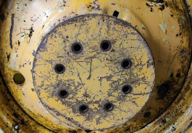 Traktorin renkaat 13.6/12x38 vanteilla - Tire for Farm tractor: picture 5 Traktorin renkaat 13.6/12x38 vanteilla - Tire for Farm tractor: picture 5