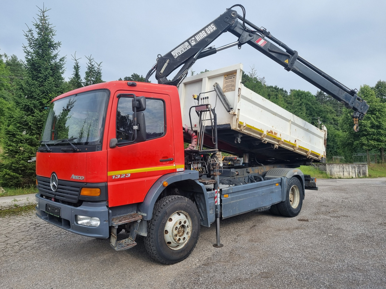 MERCEDES-BENZ ATEGO 1323 4x4 tipper + crane HIAB 095 - Tipper, Crane truck: picture 1 MERCEDES-BENZ ATEGO 1323 4x4 tipper + crane HIAB 095 - Tipper, Crane truck: picture 1