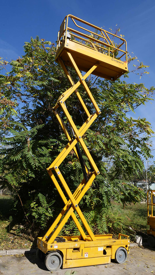 HAULOTTE Compact 8 - Scissor lift: picture 2 HAULOTTE Compact 8 - Scissor lift: picture 2