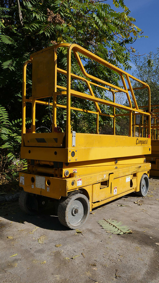 HAULOTTE Compact 8 - Scissor lift: picture 3 HAULOTTE Compact 8 - Scissor lift: picture 3