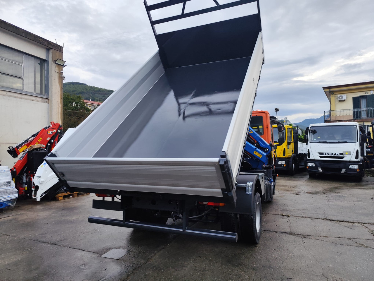 IVECO EUROCARGO 120-90L - Crane truck, Tipper: picture 2 IVECO EUROCARGO 120-90L - Crane truck, Tipper: picture 2