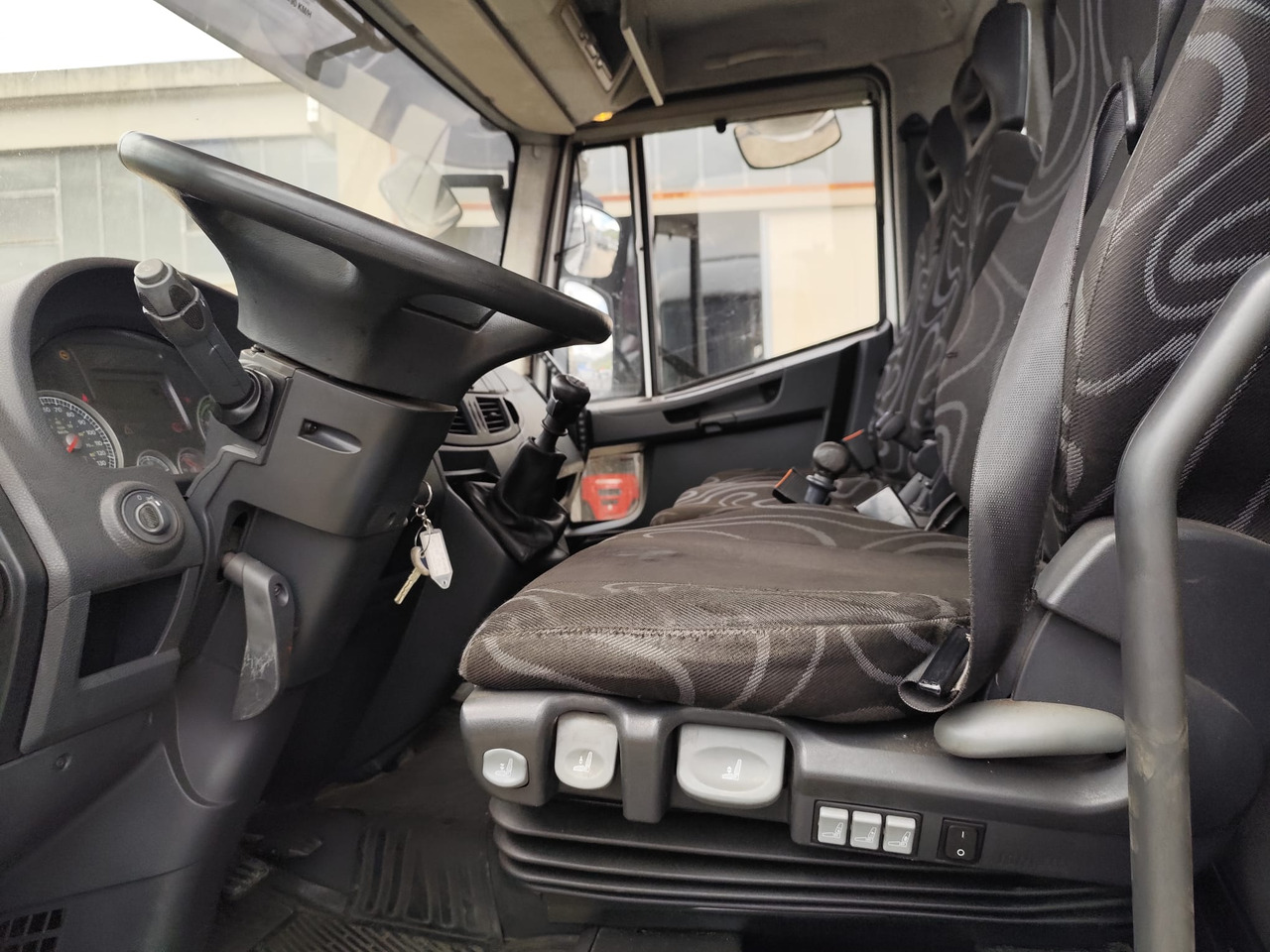 Crane truck IVECO EUROCARGO 120E28: picture 10