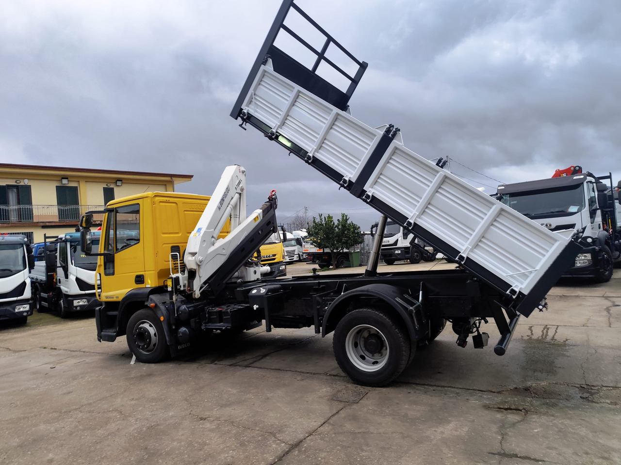 IVECO EUROCARGO 120E28P - Crane truck: picture 4 IVECO EUROCARGO 120E28P - Crane truck: picture 4
