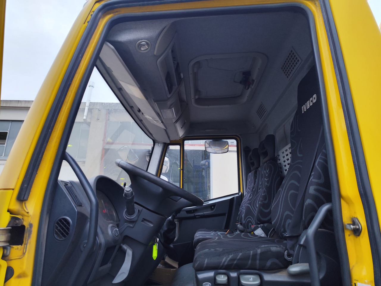 IVECO EUROCARGO 120E28P - Crane truck: picture 2 IVECO EUROCARGO 120E28P - Crane truck: picture 2
