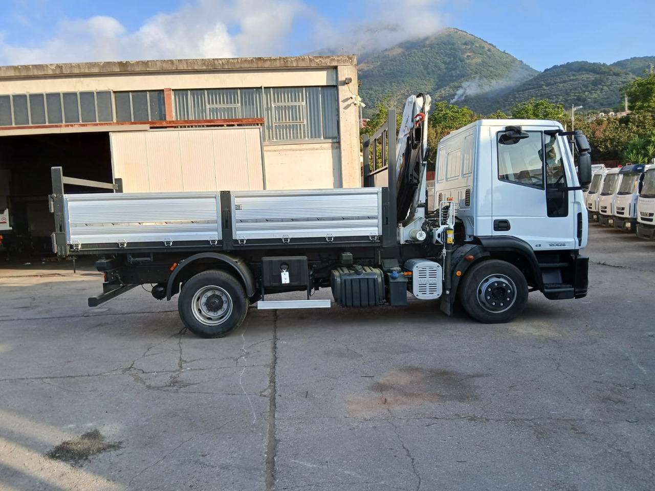 IVECO EUROCARGO 120E28P - Crane truck: picture 3 IVECO EUROCARGO 120E28P - Crane truck: picture 3