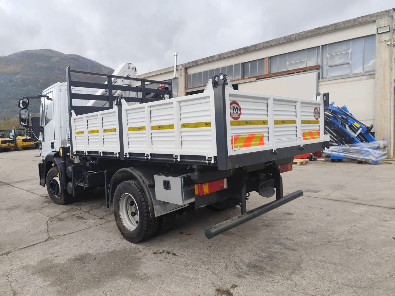 Crane truck, Tipper IVECO EUROCARGO 120E28P: picture 9 Crane truck, Tipper IVECO EUROCARGO 120E28P: picture 9