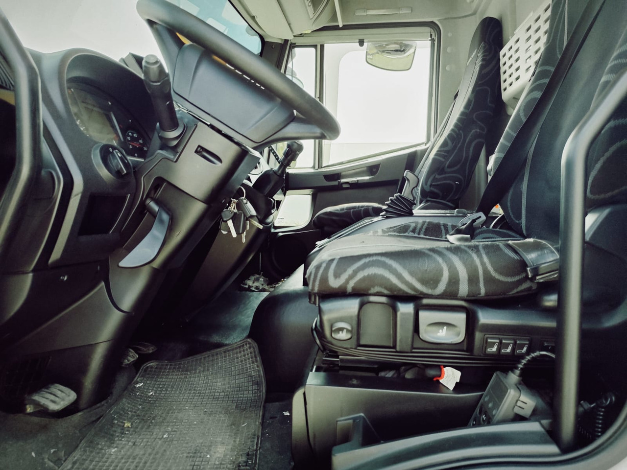 Cab chassis truck, Crane truck IVECO EUROCARGO 160-280: picture 11