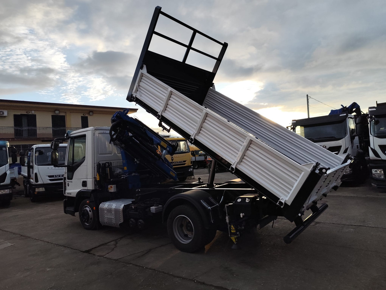 IVECO EUROCARGO 80-210 - Crane truck, Tipper: picture 3 IVECO EUROCARGO 80-210 - Crane truck, Tipper: picture 3