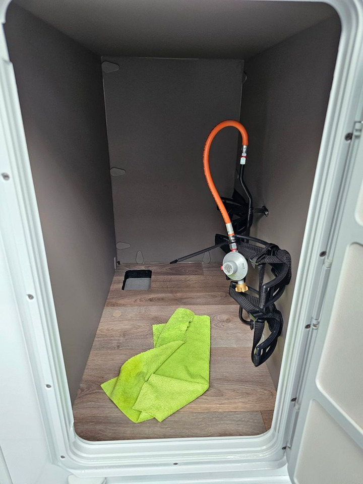 Semi-integrated motorhome LMC Tourer T660G 70 Jahre AT-8 WC Markise Navi: picture 17