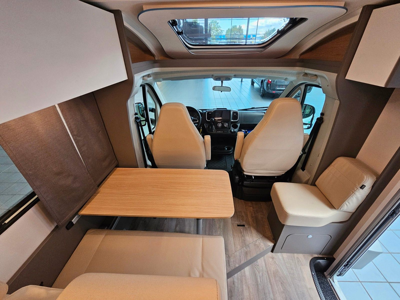 Semi-integrated motorhome LMC Tourer T660G 70 Jahre AT-8 WC Markise Navi: picture 13