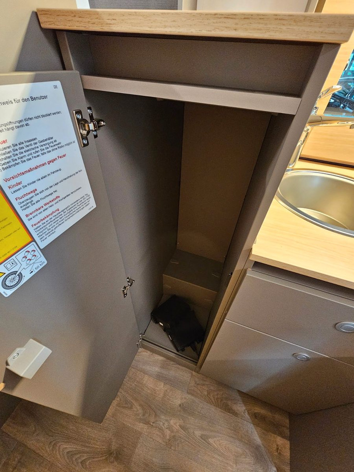 Semi-integrated motorhome LMC Tourer T660G 70 Jahre AT-8 WC Markise Navi: picture 16