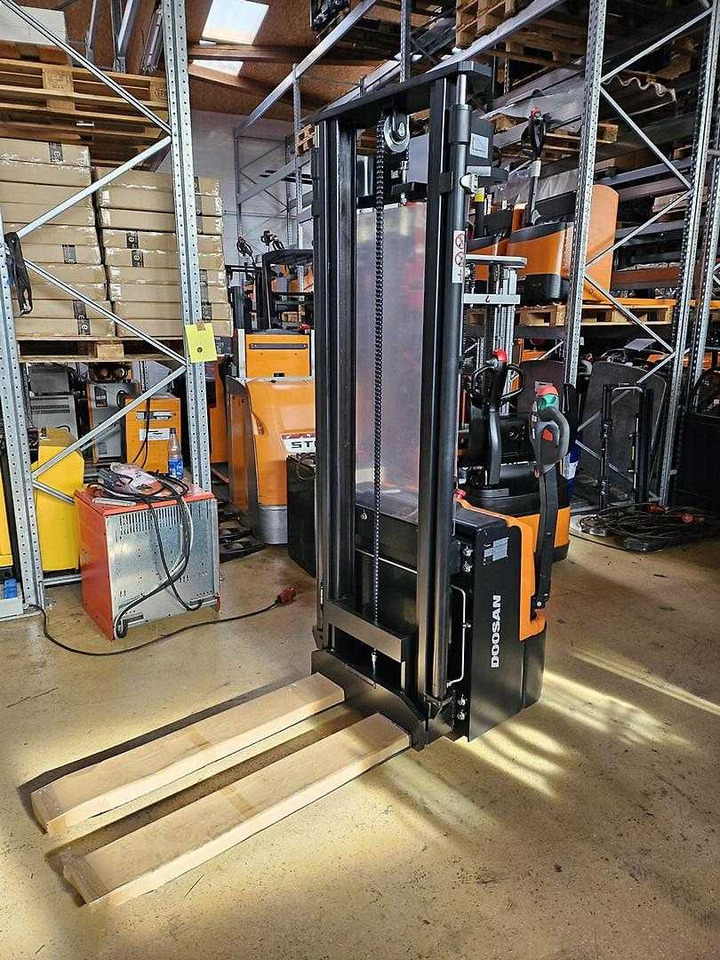 Doosan BSL 12N - Stacker: picture 2 Doosan BSL 12N - Stacker: picture 2