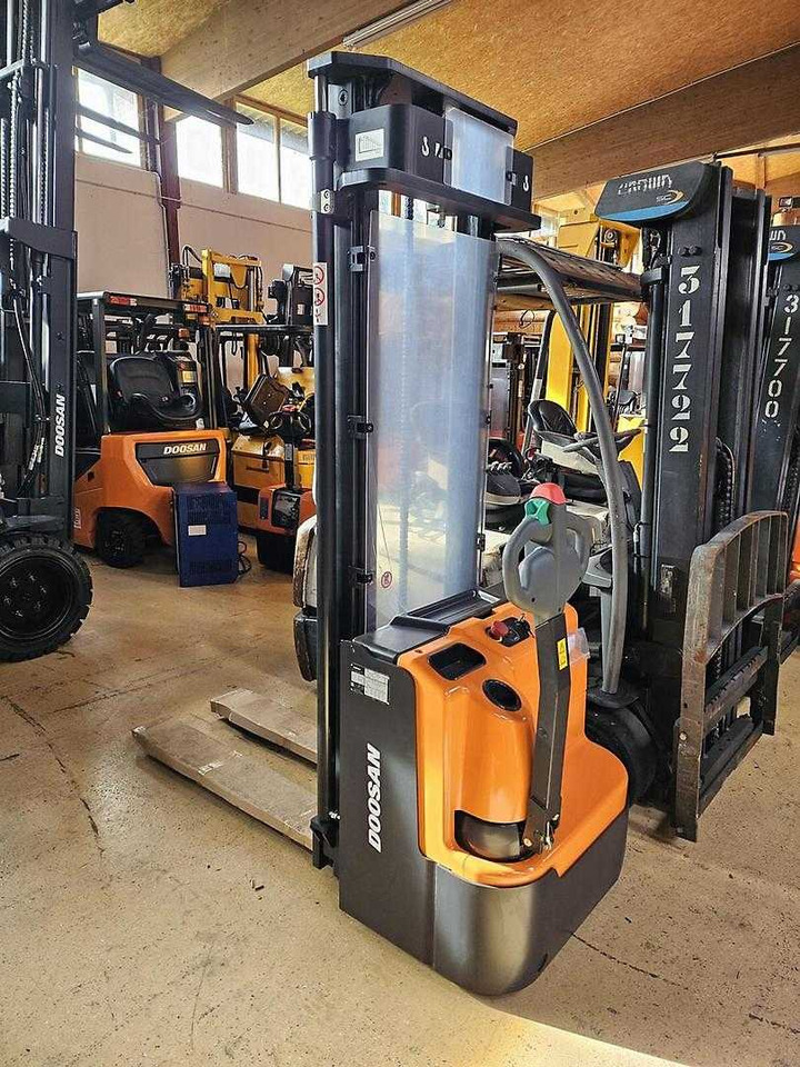 Doosan BSL 12N - Stacker: picture 4 Doosan BSL 12N - Stacker: picture 4