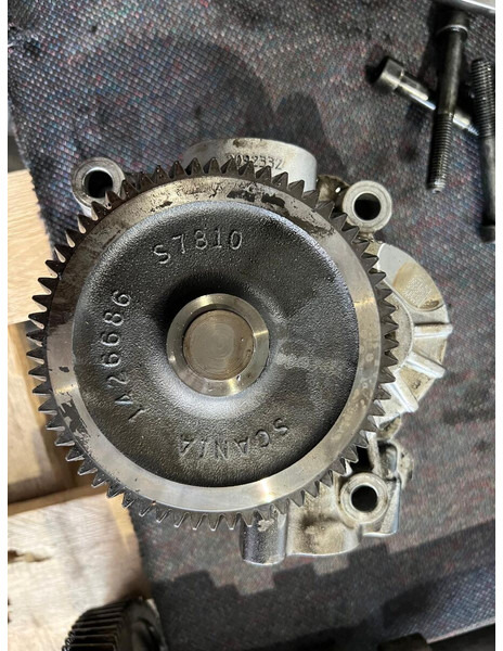 Scania 2092332 - Oil pump: picture 1 Scania 2092332 - Oil pump: picture 1