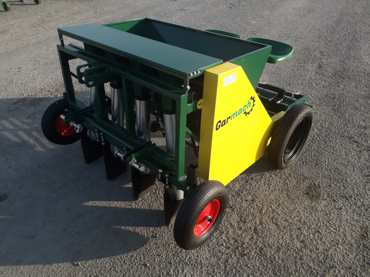GARMACH Planteuse Ail-Oignon-Echalote AGP 4 R - Potato planter: picture 2 GARMACH Planteuse Ail-Oignon-Echalote AGP 4 R - Potato planter: picture 2