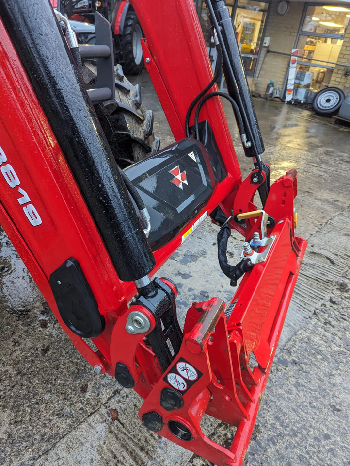 Farm tractor 2022 Massey Ferguson 5712M c/w Loader, As New: picture 7