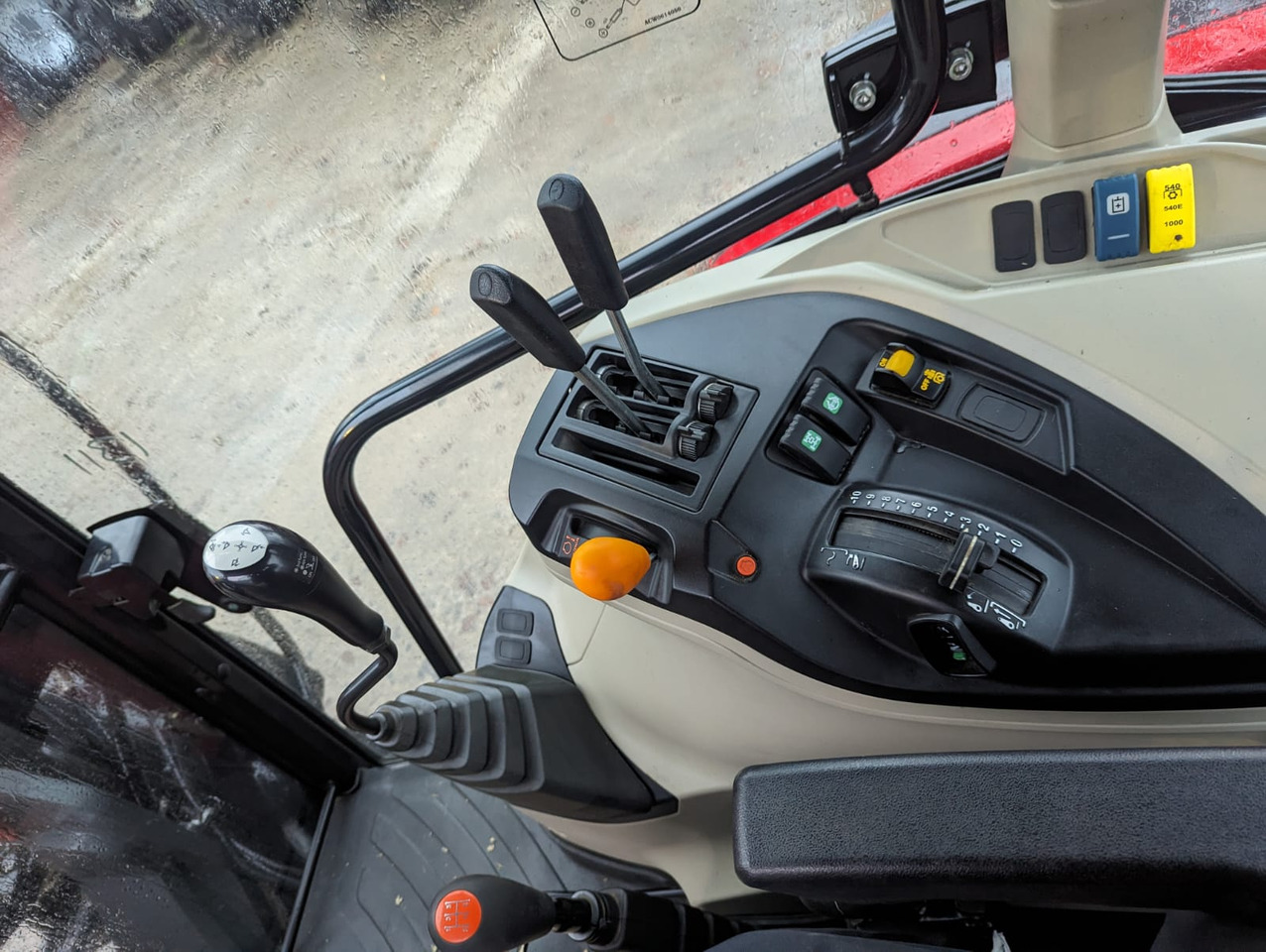 Farm tractor 2022 Massey Ferguson 5712M c/w Loader, As New: picture 6