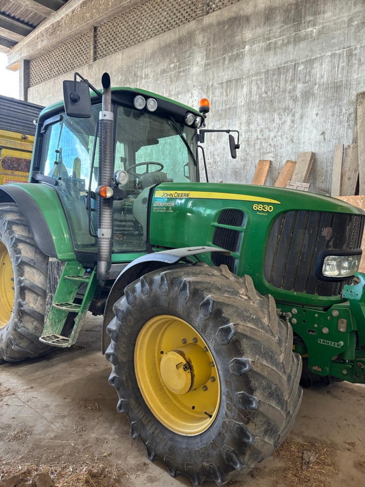 JOHN DEERE 6830 - Farm tractor: picture 2 JOHN DEERE 6830 - Farm tractor: picture 2