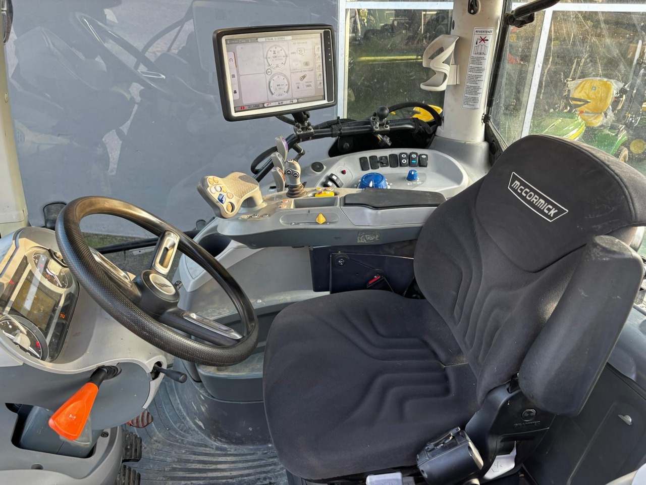 MCCORMICK - Farm tractor: picture 5 MCCORMICK - Farm tractor: picture 5