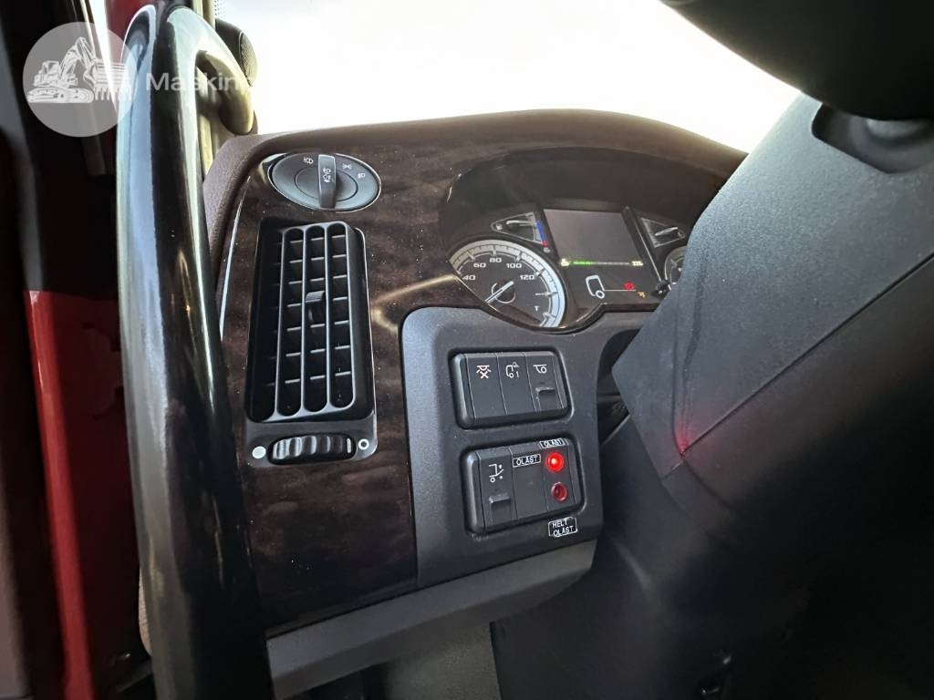 Container transporter/ Swap body truck DAF XF 530: picture 32