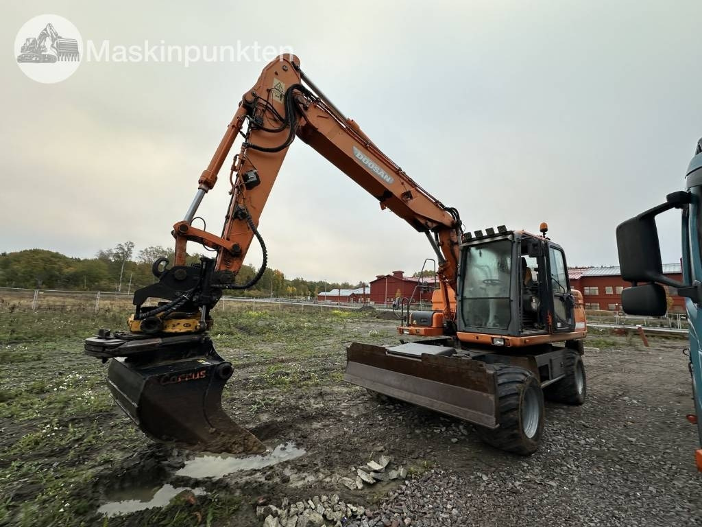 Doosan DX 140 W med vagn och redskap - Wheel excavator: picture 1 Doosan DX 140 W med vagn och redskap - Wheel excavator: picture 1