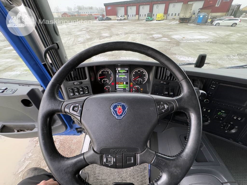 Tractor unit Scania P 450: picture 11