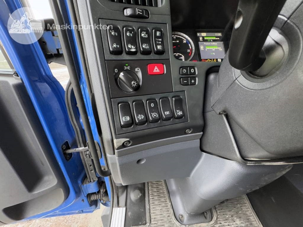 Tractor unit Scania P 450: picture 12