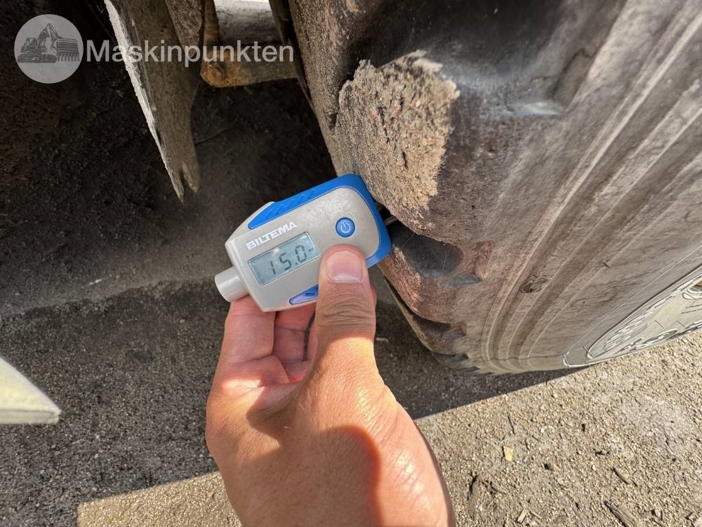 Container transporter/ Swap body truck Volvo FM 440 CAMELEONT + BERFLAK + BETONGBLANDARE: picture 9