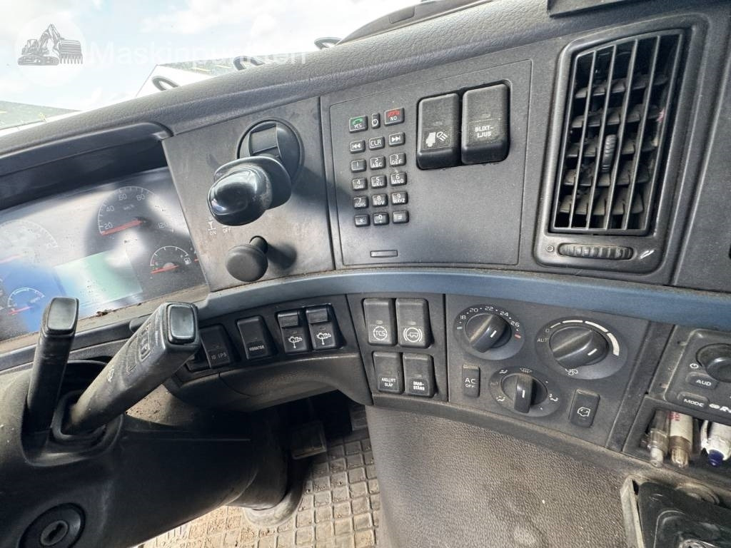 Container transporter/ Swap body truck Volvo FM 440 CAMELEONT + BERFLAK + BETONGBLANDARE: picture 36