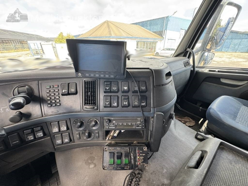 Container transporter/ Swap body truck Volvo FM 440 CAMELEONT + BERFLAK + BETONGBLANDARE: picture 37