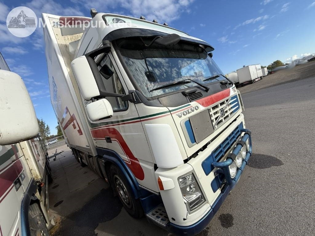 Volvo FM 440 - Box truck: picture 3 Volvo FM 440 - Box truck: picture 3