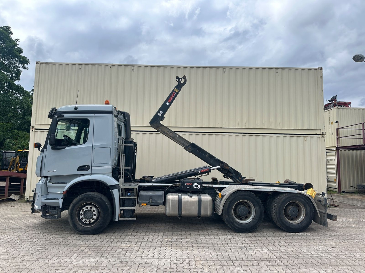 Mercedes-Benz Arocs 2643/Hiab M. /1. Hd /R.St. 3.90m/265.773KM - Hook lift truck: picture 2 Mercedes-Benz Arocs 2643/Hiab M. /1. Hd /R.St. 3.90m/265.773KM - Hook lift truck: picture 2