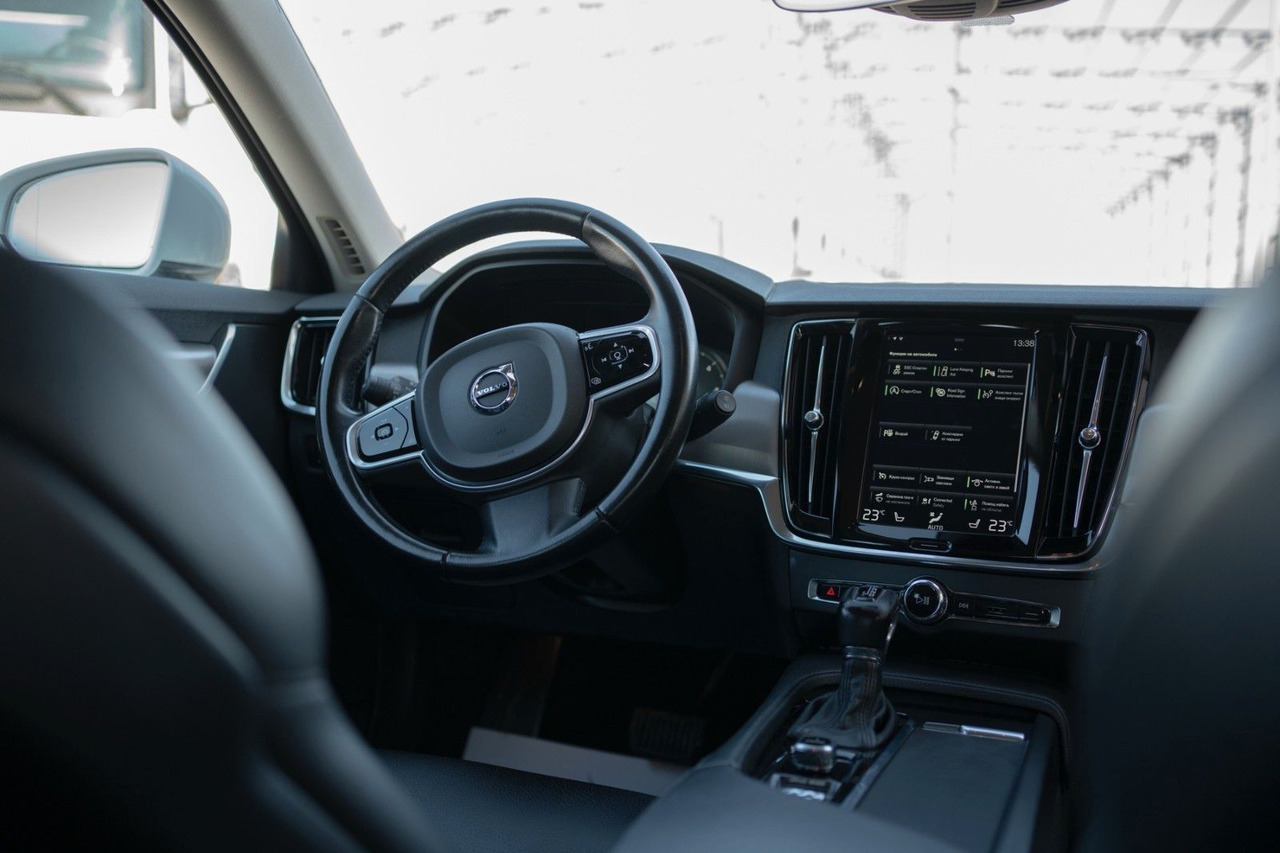 Car Volvo V90 D4 Momentum 2.0D: picture 12