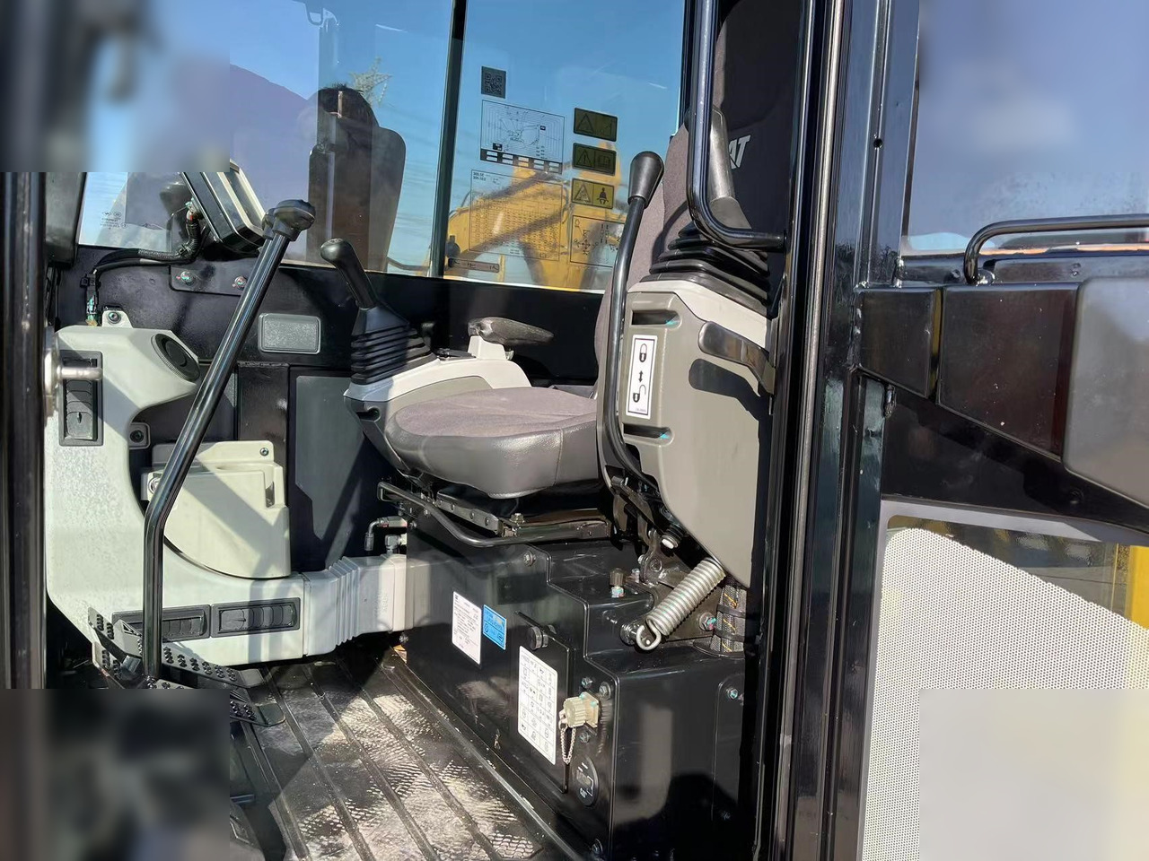 Mini excavator CATERPILLAR 305.5E2: picture 8