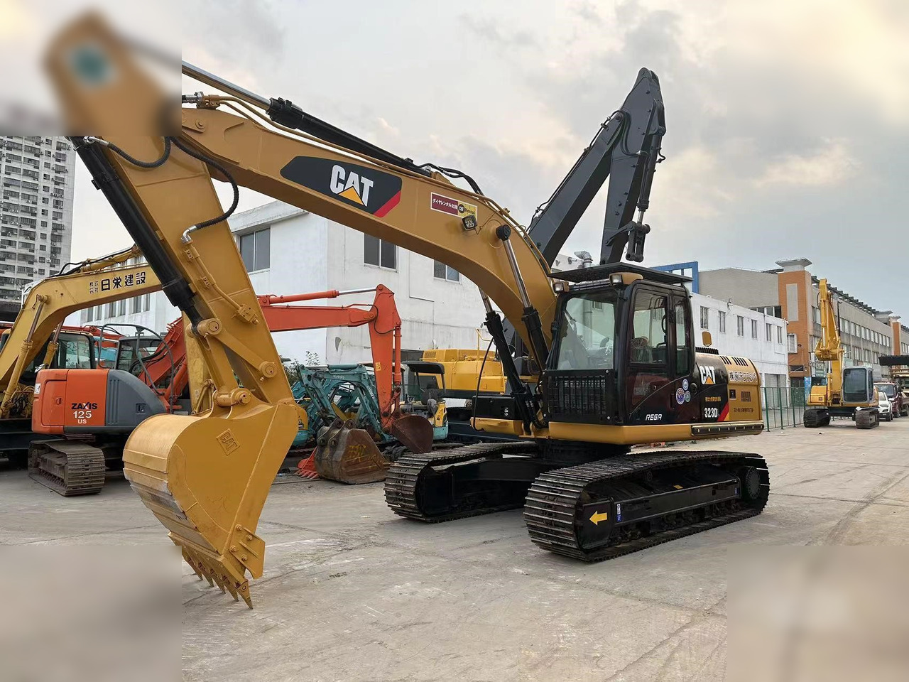 CATERPILLAR 323DL - Crawler excavator: picture 2 CATERPILLAR 323DL - Crawler excavator: picture 2
