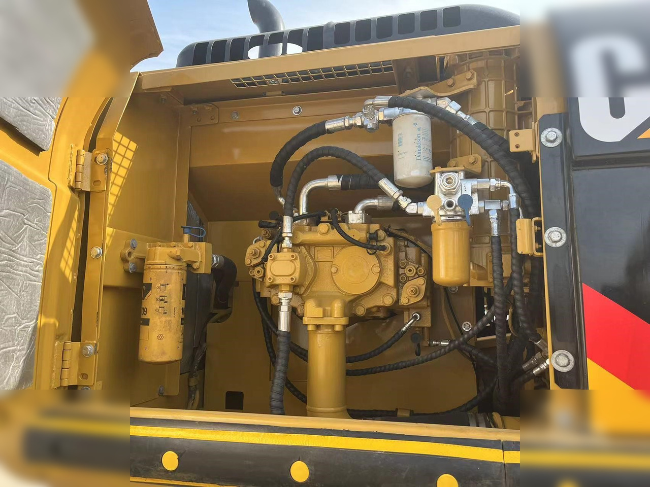Crawler excavator CATERPILLAR 325DL: picture 9