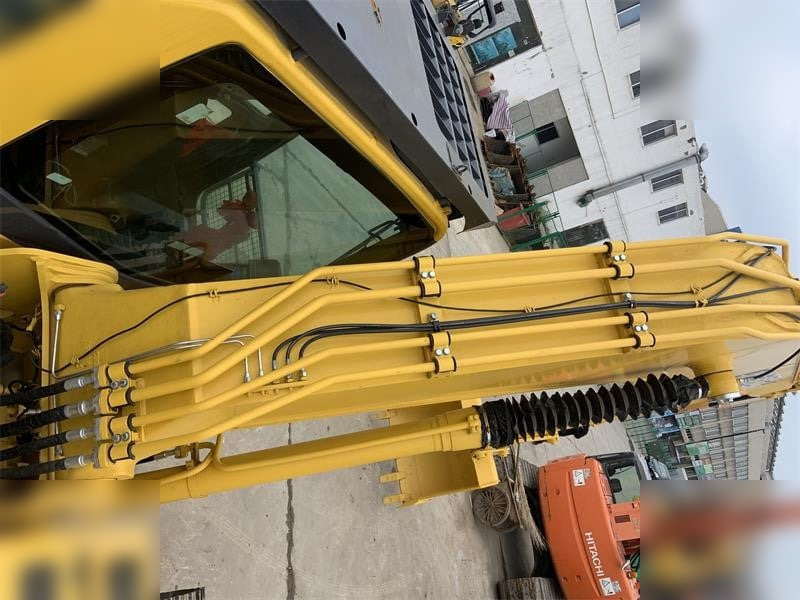 Crawler excavator KOMATSU PC200-8: picture 8