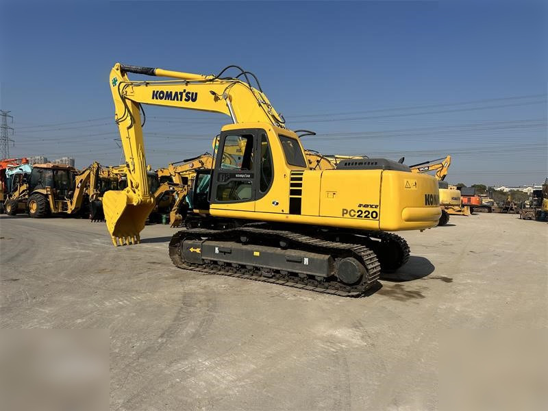 KOMATSU PC220-6 - Crawler excavator: picture 1 KOMATSU PC220-6 - Crawler excavator: picture 1