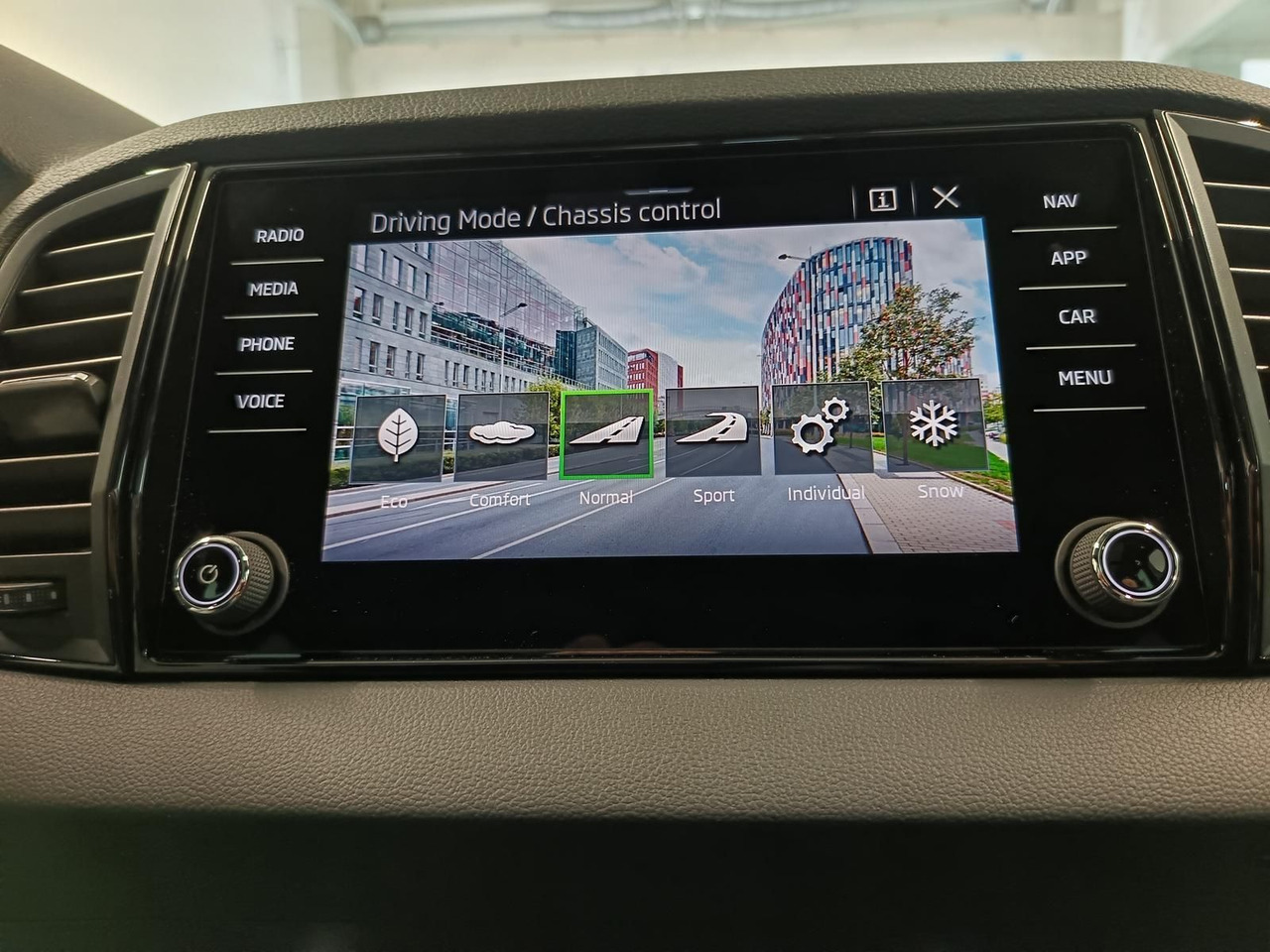 SUV Skoda Karoq Sportline 2,0 TDI 4x4*AHK*PSD*STD.HZG*DCC*: picture 14 SUV Skoda Karoq Sportline 2,0 TDI 4x4*AHK*PSD*STD.HZG*DCC*: picture 14