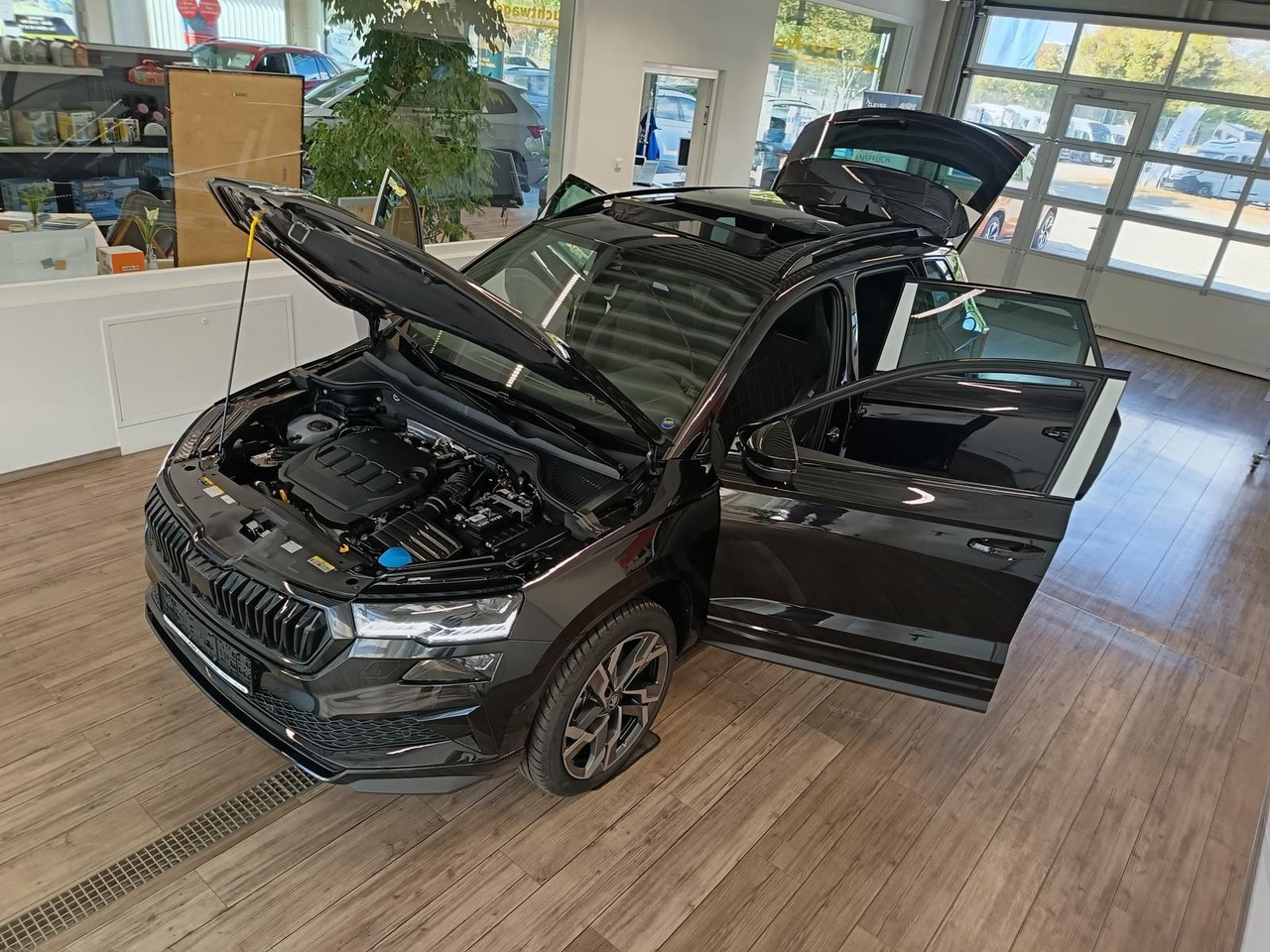 Skoda Karoq Sportline 2,0 TDI 4x4*AHK*PSD*STD.HZG*DCC* - SUV: picture 2 Skoda Karoq Sportline 2,0 TDI 4x4*AHK*PSD*STD.HZG*DCC* - SUV: picture 2