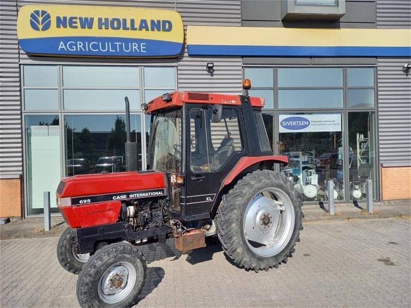 Case IH 695 XL - Farm tractor: picture 1 Case IH 695 XL - Farm tractor: picture 1