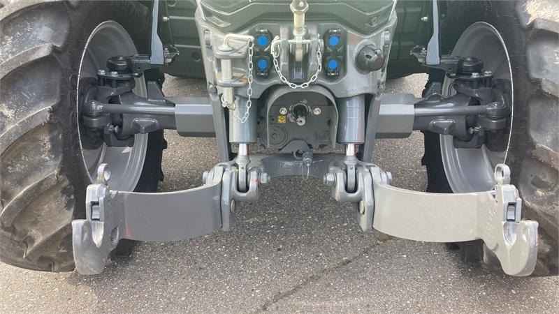 Massey Ferguson 5S.145 Exclusive Dyna-6 Exclusive - Farm tractor: picture 3 Massey Ferguson 5S.145 Exclusive Dyna-6 Exclusive - Farm tractor: picture 3