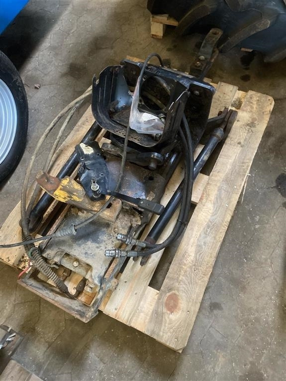 New Holland T7030 Hitchtræk  - Quick coupler for Farm tractor: picture 1 New Holland T7030 Hitchtræk  - Quick coupler for Farm tractor: picture 1