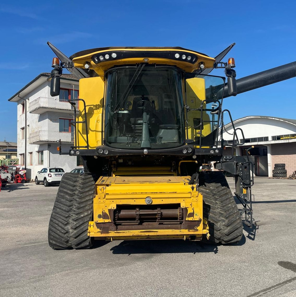 NEW HOLLAND MIETITREBBIA CR 9.90 - Combine harvester: picture 3 NEW HOLLAND MIETITREBBIA CR 9.90 - Combine harvester: picture 3