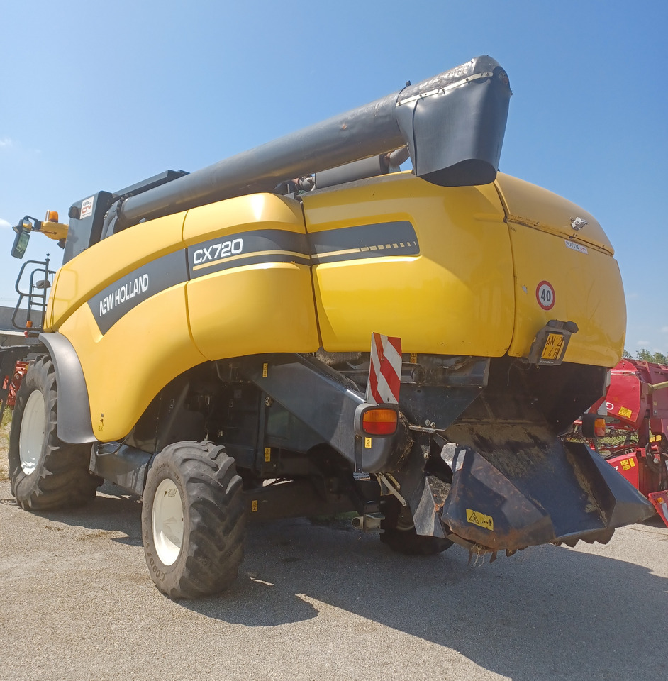 NEW HOLLAND MIETITREBBIA CX 720 - Combine harvester: picture 4 NEW HOLLAND MIETITREBBIA CX 720 - Combine harvester: picture 4