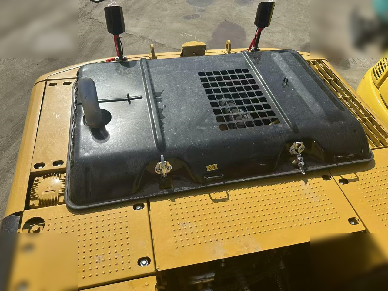 Crawler excavator CATERPILLAR 320D2L: picture 6