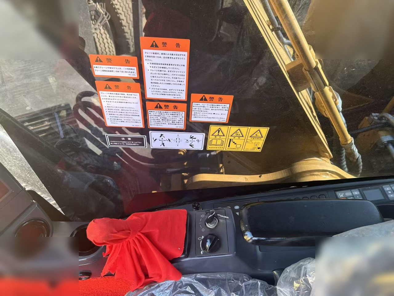 Crawler excavator CATERPILLAR 320D2L: picture 13